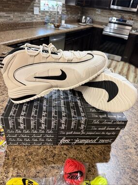 Nike Men’s White and Black Leather Sneakers